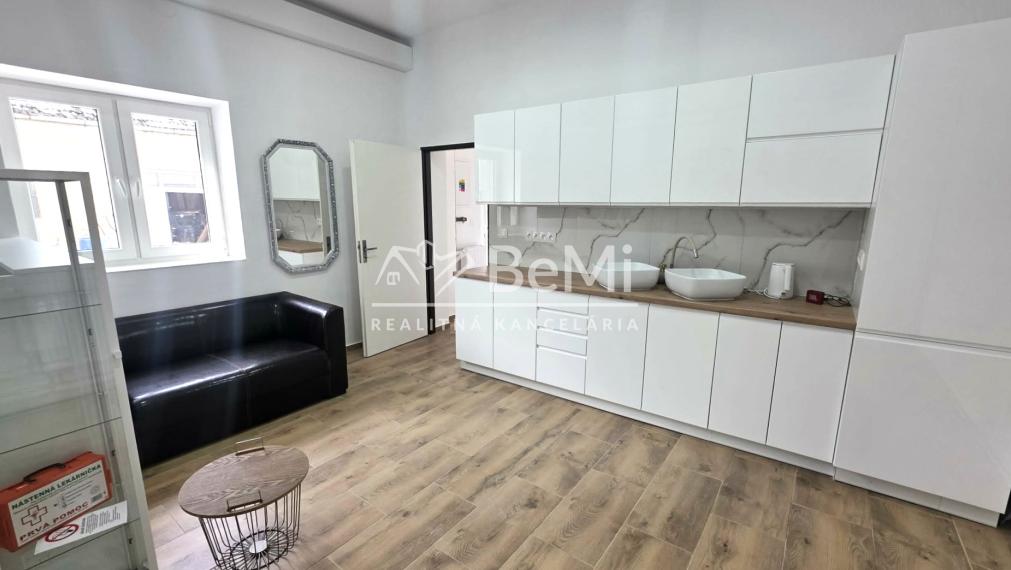 Polyfunkčná budova s fungujúcou prevádzkou – Adamovské Kochanovce