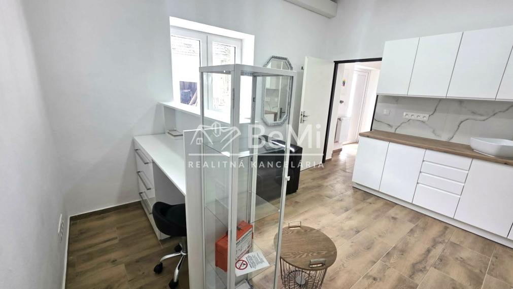 Polyfunkčná budova s fungujúcou prevádzkou – Adamovské Kochanovce