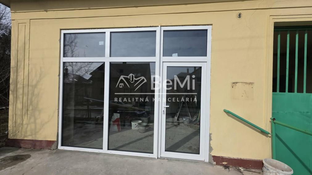 Polyfunkčná budova s fungujúcou prevádzkou – Adamovské Kochanovce