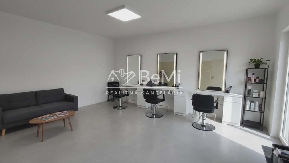 Polyfunkčná budova s fungujúcou prevádzkou – Adamovské Kochanovce