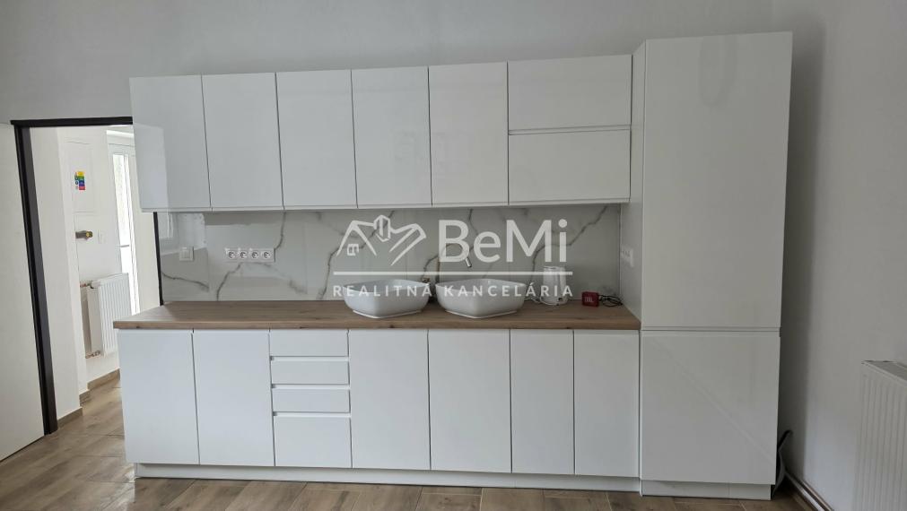 Polyfunkčná budova s fungujúcou prevádzkou – Adamovské Kochanovce