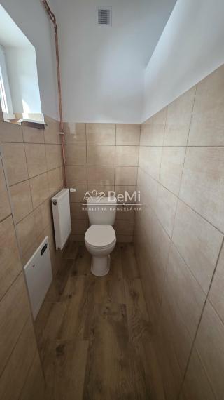 Polyfunkčná budova s fungujúcou prevádzkou – Adamovské Kochanovce