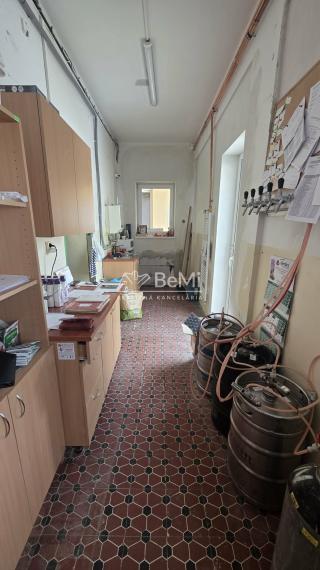 Polyfunkčná budova s fungujúcou prevádzkou – Adamovské Kochanovce