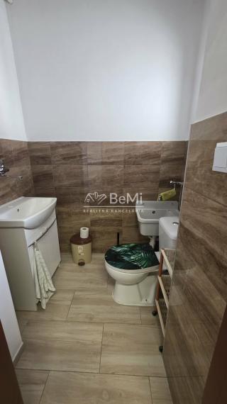 Polyfunkčná budova s fungujúcou prevádzkou – Adamovské Kochanovce