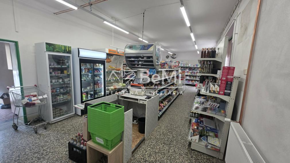 Polyfunkčná budova s fungujúcou prevádzkou – Adamovské Kochanovce