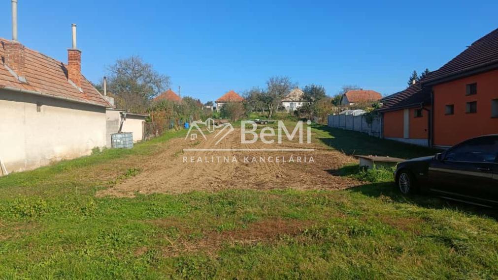 Stavebný pozemok Tvrdomestice,1741m2,Možnosť rozparcelovať.