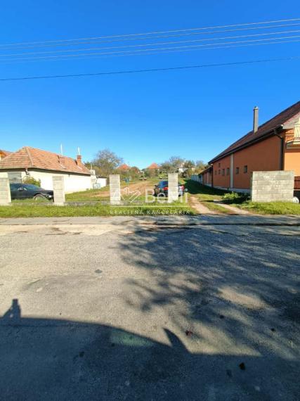 Stavebný pozemok Tvrdomestice,1741m2,Možnosť rozparcelovať.