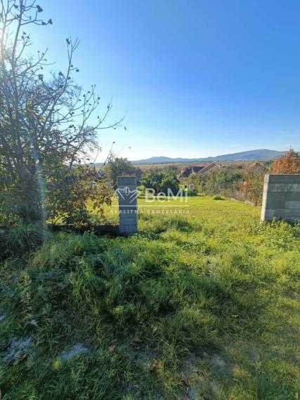 Stavebný pozemok Tvrdomestice,1741m2,Možnosť rozparcelovať.