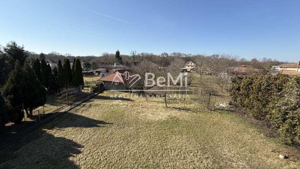 Priestranný rodinný dom (500 m2) s 10 árovým pozemkom  001-12-BEST