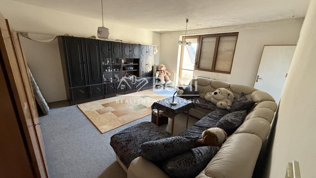 Priestranný rodinný dom (500 m2) s 10 árovým pozemkom  001-12-BEST