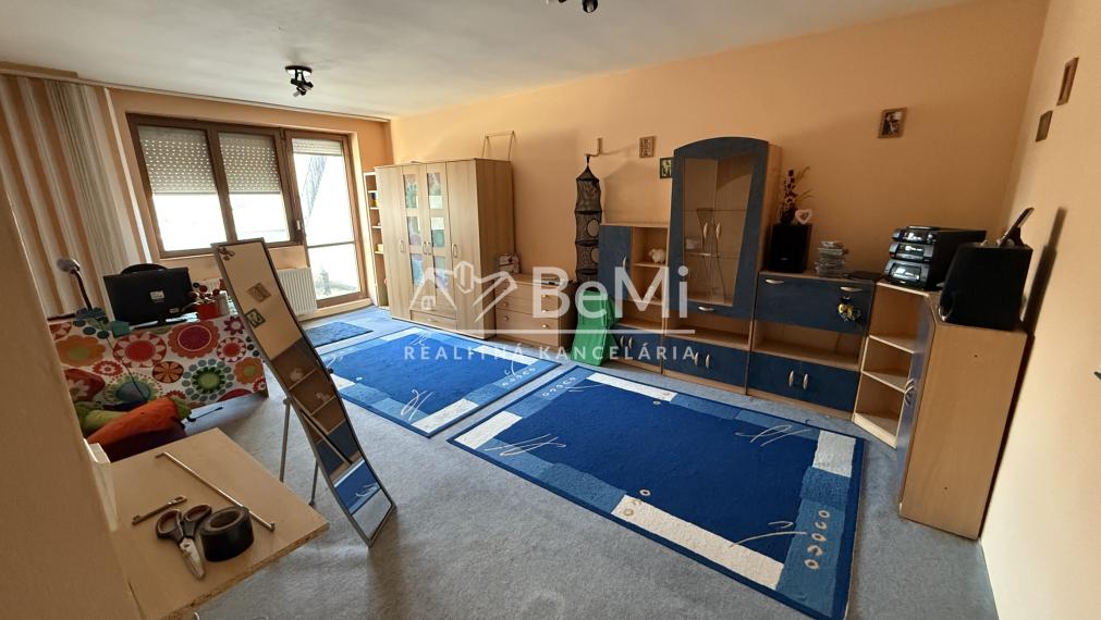 Priestranný rodinný dom (500 m2) s 10 árovým pozemkom  001-12-BEST