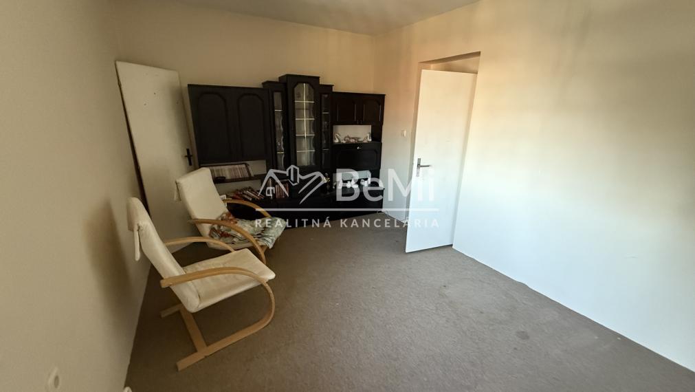 Priestranný rodinný dom (500 m2) s 10 árovým pozemkom  001-12-BEST