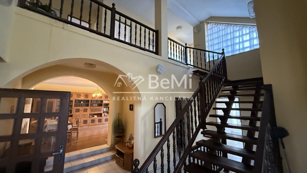Priestranný rodinný dom (500 m2) s 10 árovým pozemkom  001-12-BEST