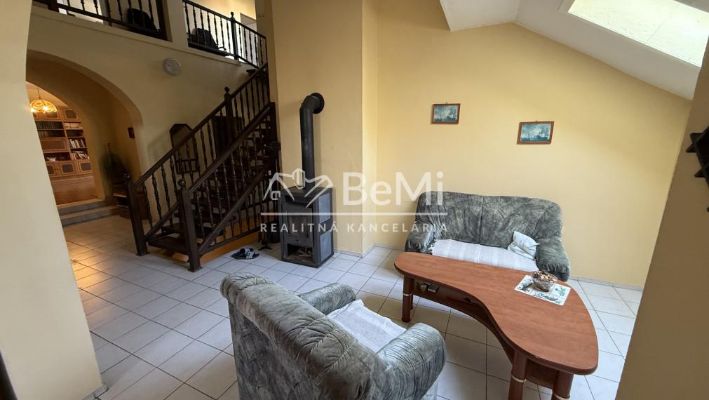 Priestranný rodinný dom (500 m2) s 10 árovým pozemkom  001-12-BEST