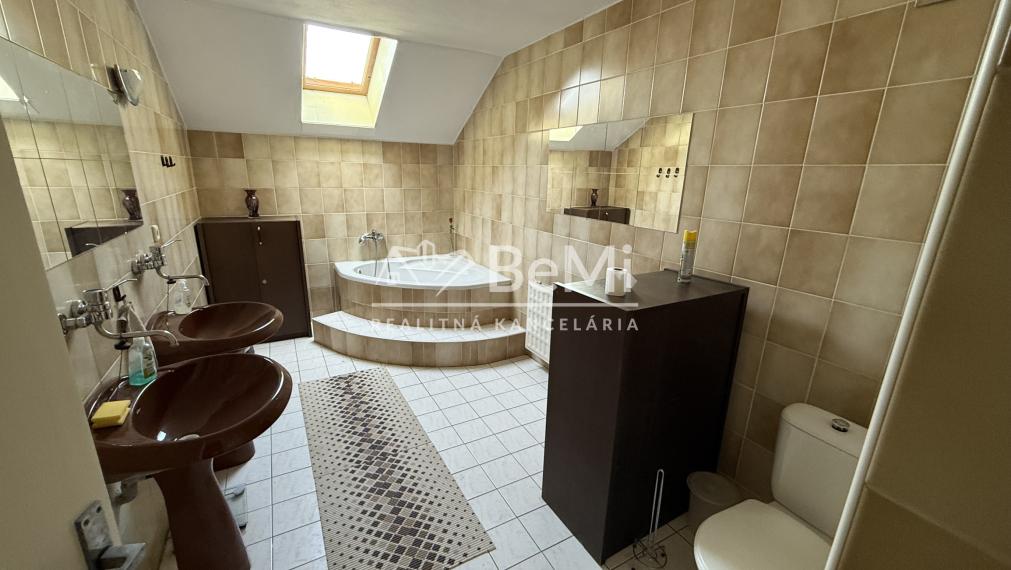 Priestranný rodinný dom (500 m2) s 10 árovým pozemkom  001-12-BEST