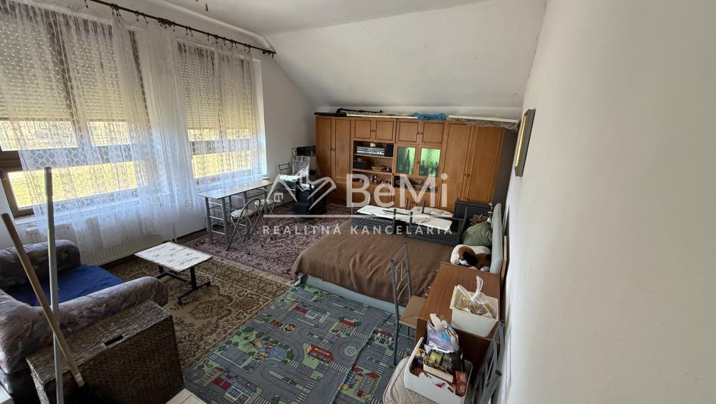 Priestranný rodinný dom (500 m2) s 10 árovým pozemkom  001-12-BEST