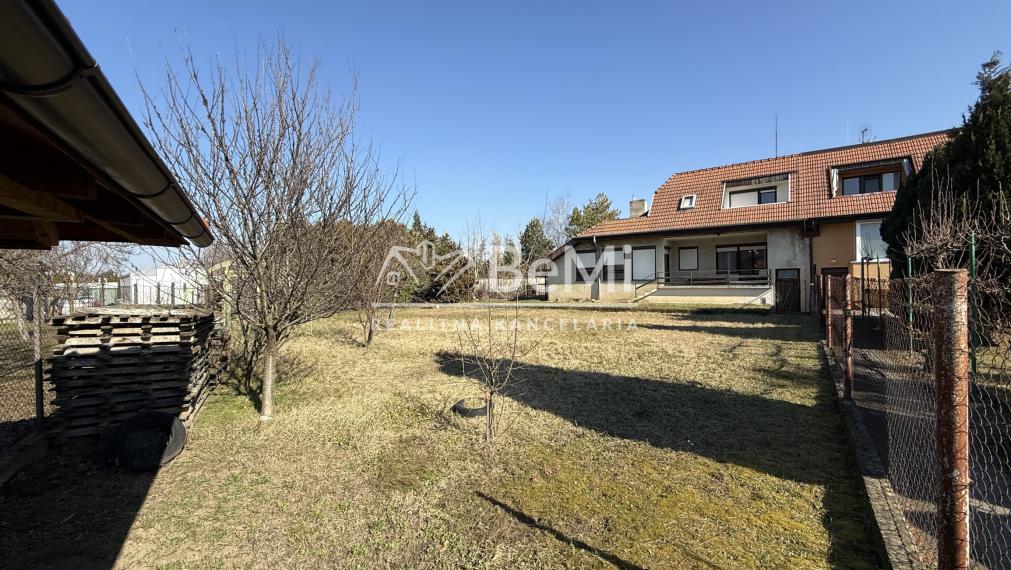 Priestranný rodinný dom (500 m2) s 10 árovým pozemkom  001-12-BEST