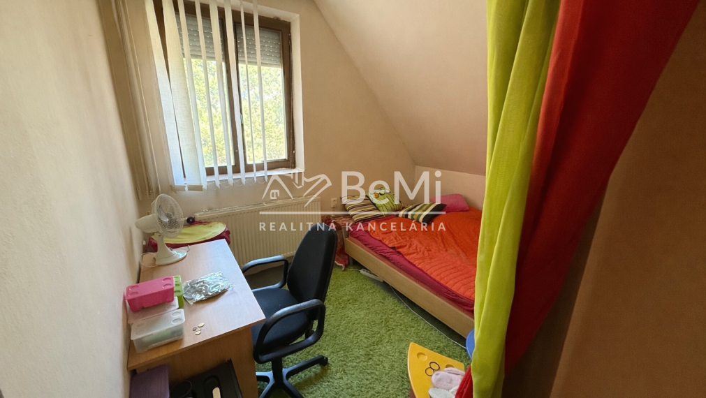 Priestranný rodinný dom (500 m2) s 10 árovým pozemkom  001-12-BEST