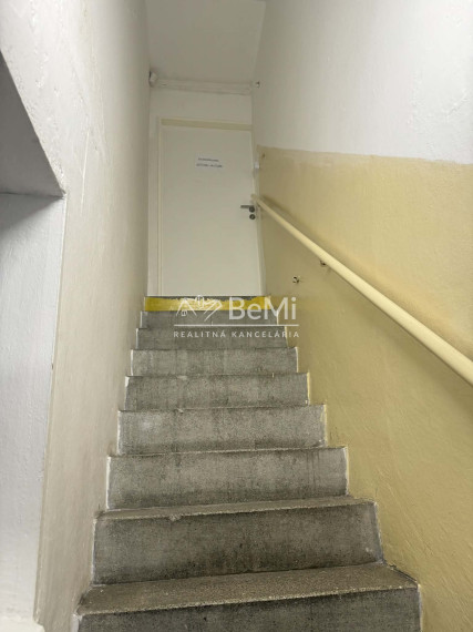 Prenájom časti budovy pre 30 osôb – Nové Mesto n/V