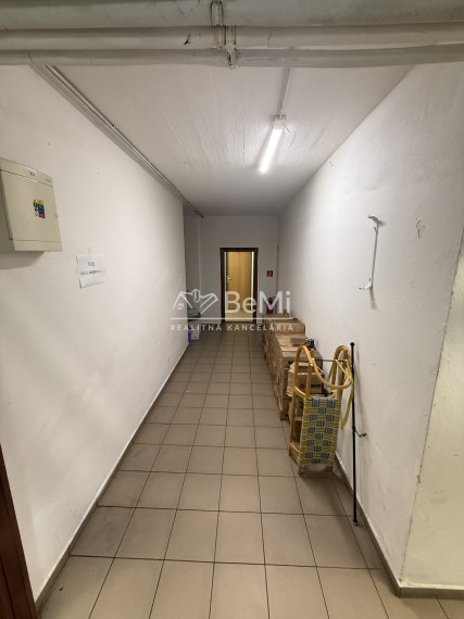 Prenájom časti budovy pre 30 osôb – Nové Mesto n/V