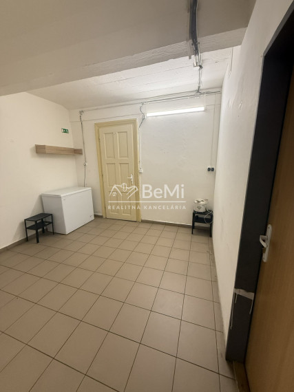 Prenájom časti budovy pre 30 osôb – Nové Mesto n/V