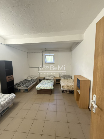 Prenájom časti budovy pre 30 osôb – Nové Mesto n/V