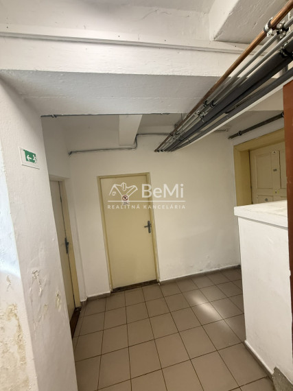 Prenájom časti budovy pre 30 osôb – Nové Mesto n/V