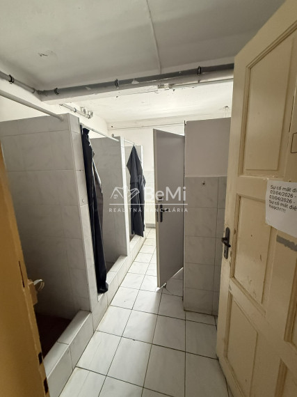 Prenájom časti budovy pre 30 osôb – Nové Mesto n/V
