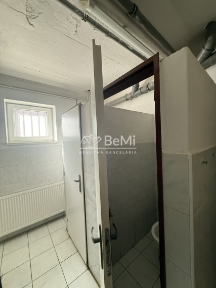 Prenájom časti budovy pre 30 osôb – Nové Mesto n/V