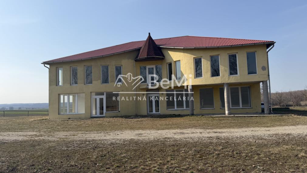 Poľnohospodársky sklad,chladiarenská budova v Gőnc-NA PREDAJ