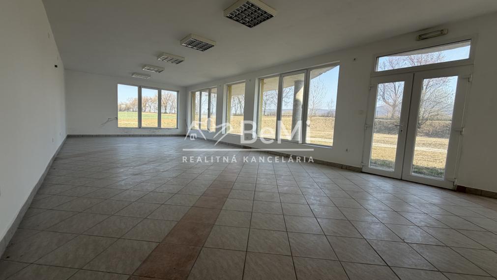 Poľnohospodársky sklad,chladiarenská budova v Gőnc-NA PREDAJ