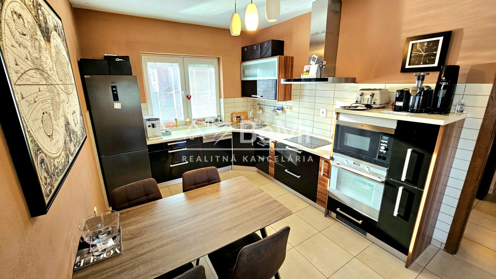 3 DOMY NA JEDNOM POZEMKU RIMAVSKÁ SOBOTA, SOBȎTKA-NA PREDAJ