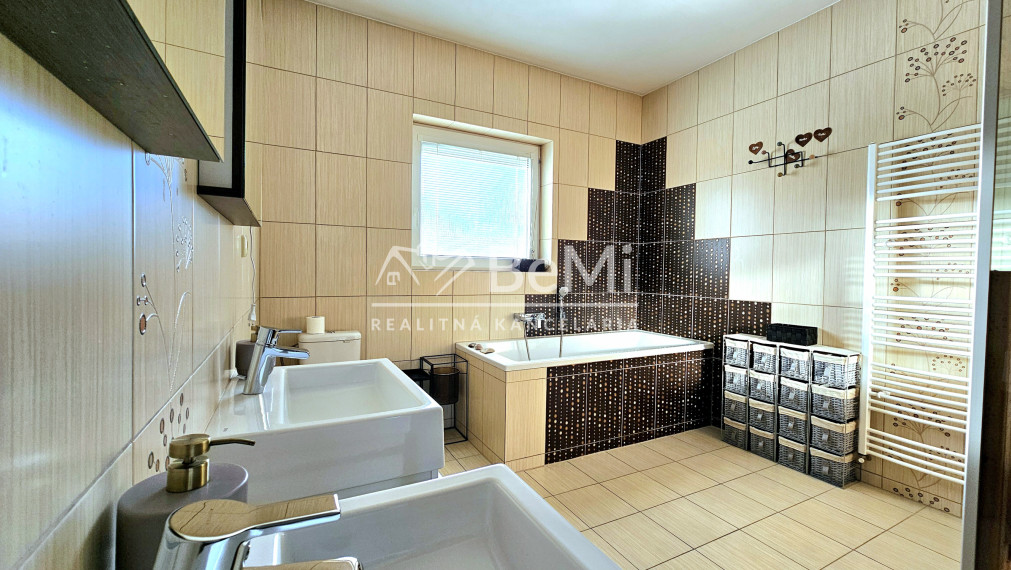 3 DOMY NA JEDNOM POZEMKU RIMAVSKÁ SOBOTA, SOBȎTKA-NA PREDAJ