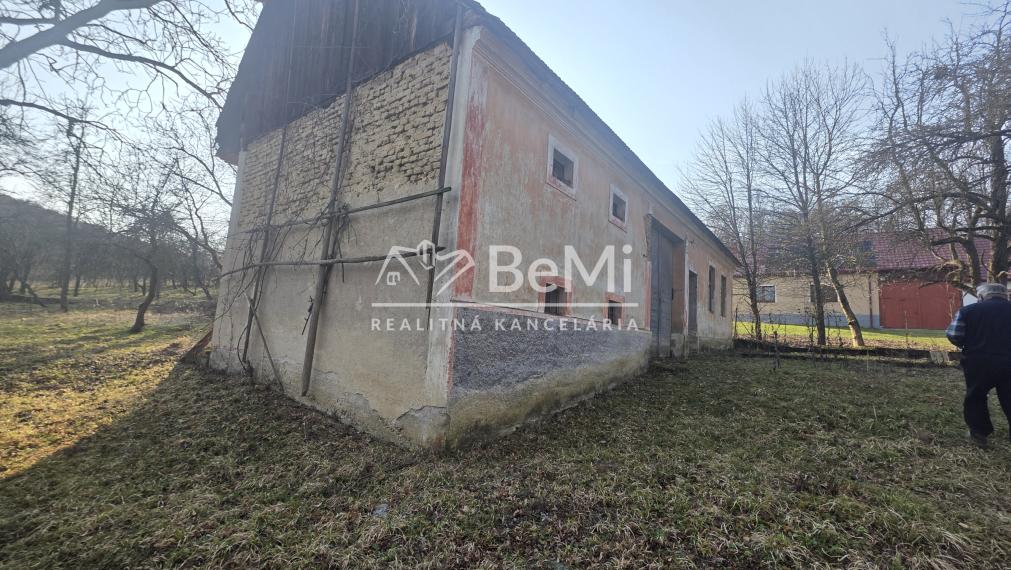 Usadlosť na samote s veľkým pozemkom