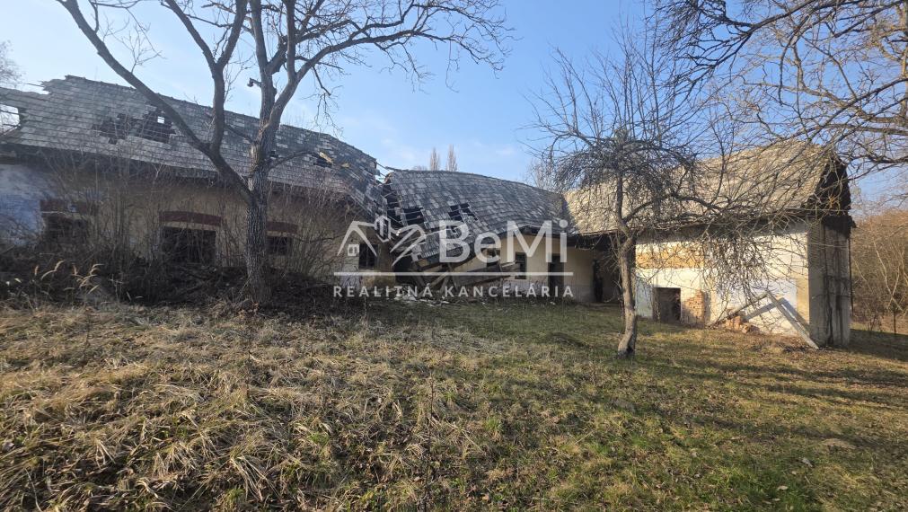 Usadlosť na samote s veľkým pozemkom