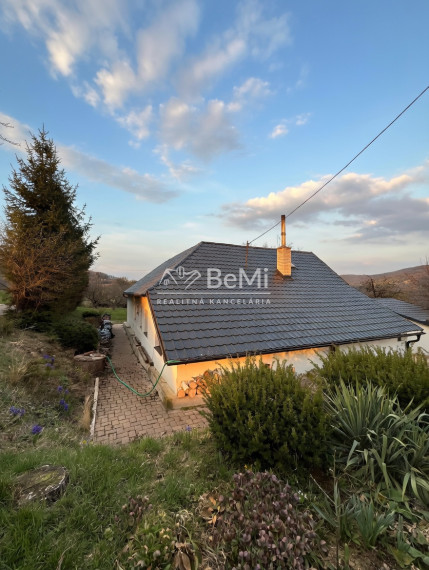 DOM / CHALUPA POD LESOM – JAZIERKO, POZEMOK 5000 m²