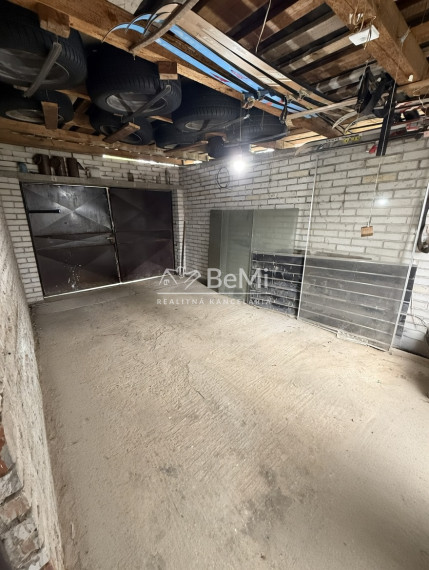 DOM / CHALUPA POD LESOM – JAZIERKO, POZEMOK 5000 m²