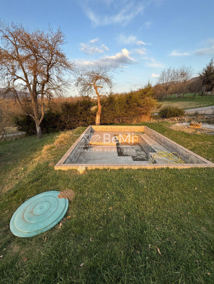 DOM / CHALUPA POD LESOM – JAZIERKO, POZEMOK 5000 m²