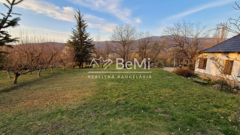 DOM / CHALUPA POD LESOM – JAZIERKO, POZEMOK 5000 m²