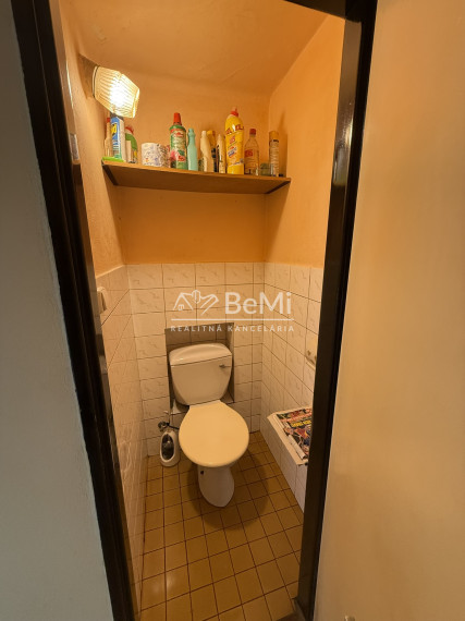 DOM / CHALUPA POD LESOM – JAZIERKO, POZEMOK 5000 m²