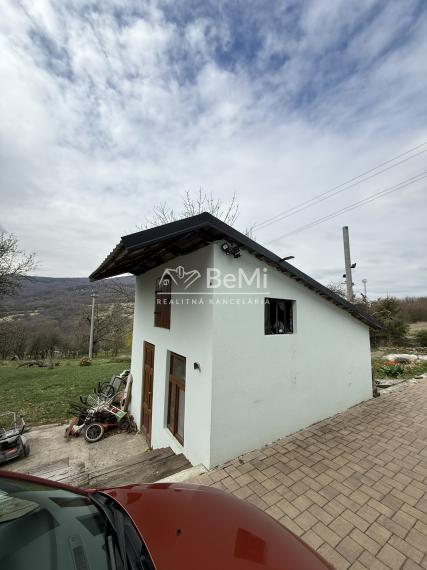 DOM / CHALUPA POD LESOM – JAZIERKO, POZEMOK 5000 m²