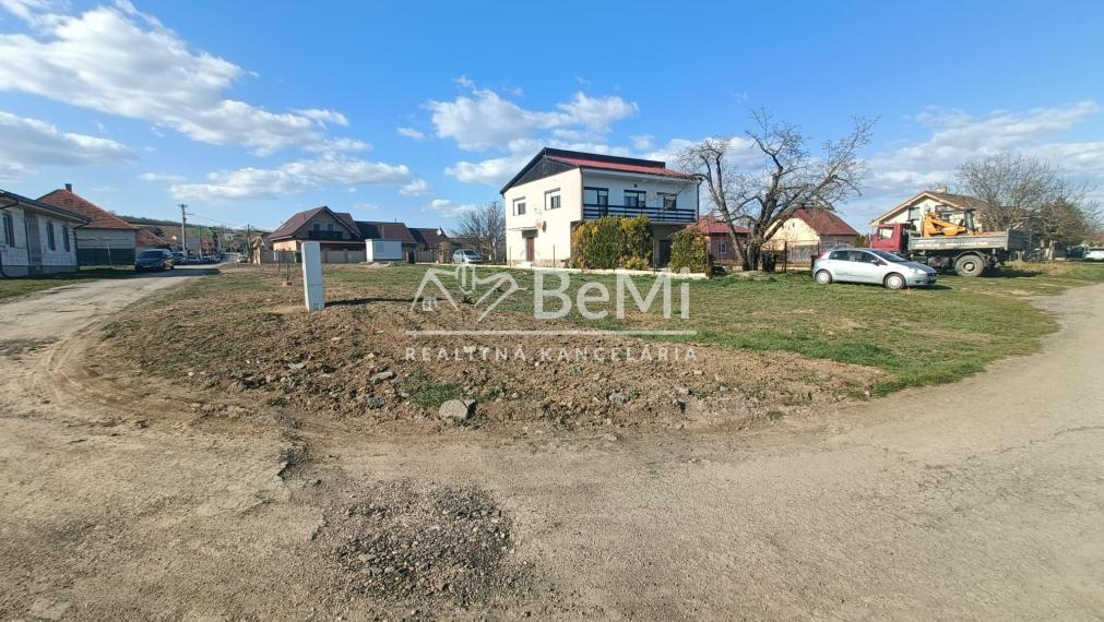 7 pozemkov s hotovými sieťami: Hneď pri Topoľčanoch od 91€/m2. 012-14-RAKOa