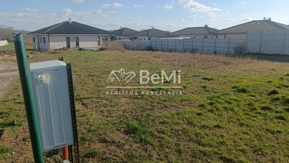 7 pozemkov s hotovými sieťami: Hneď pri Topoľčanoch od 91€/m2. 012-14-RAKOa