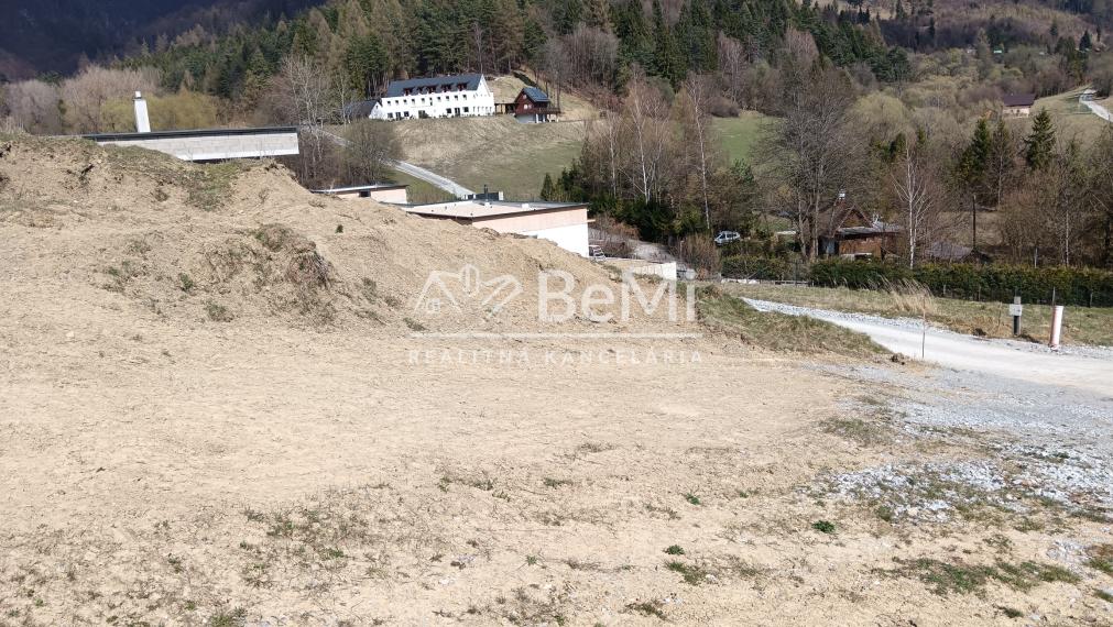 Predaj: Stavebný pozemok, 701m2, Dolný Vadičov (255-14-MACH)