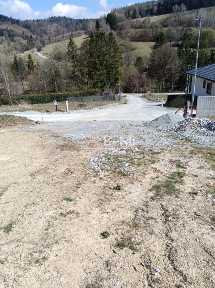 Predaj: Stavebný pozemok, 701m2, Dolný Vadičov (255-14-MACH)