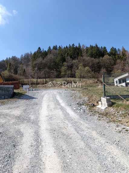 Predaj: Stavebný pozemok, 701m2, Dolný Vadičov (255-14-MACH)