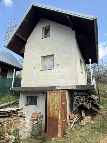 Záhrada s chatou na okraji Starej Turej – pokoj a súkromie