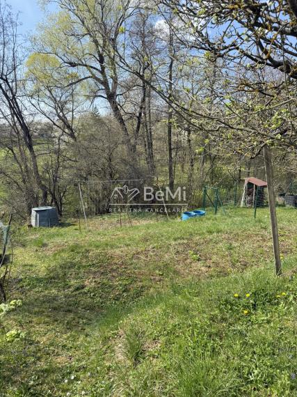 Záhrada s chatou na okraji Starej Turej – pokoj a súkromie