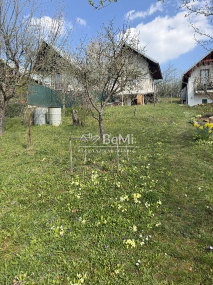 Záhrada s chatou na okraji Starej Turej – pokoj a súkromie