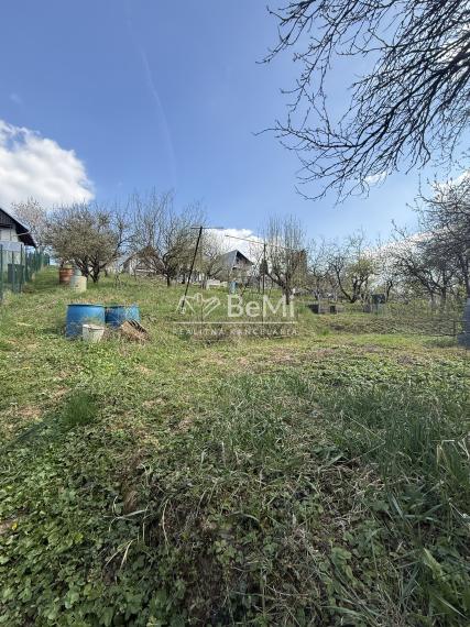 Záhrada s chatou na okraji Starej Turej – pokoj a súkromie